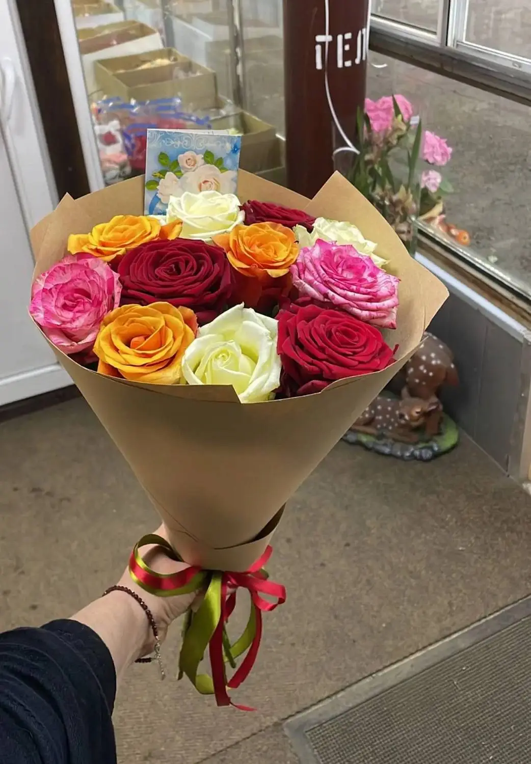 Букет из 11 разноцветных роз